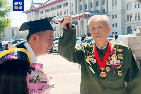 奇点财富 毕业典礼上，95岁抗美援朝老兵为“孙子”拨穗