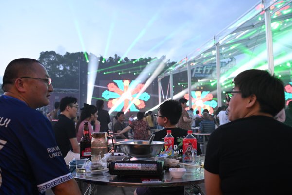 华泰优配 三伏天喝羊汤，听音乐游庄行