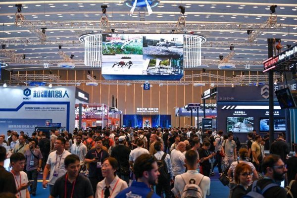 本信选配 “圈粉”境外采购商 中国机器人登上广交会“主舞台”