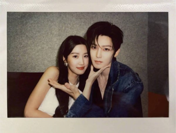 蓝乔配资 卢昱晓晒与侯明昊拍立得照 两人双手比耶动作搞怪