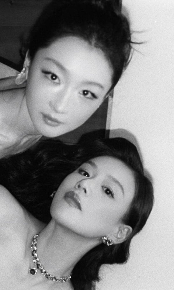 奕汇网 周冬雨马思纯拍黑白胶片合照 互相依偎亲密无间
